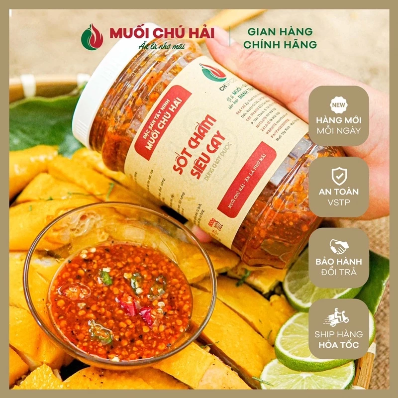Muối sốt Chú Hải siêu cay, chấm bánh tráng hoặc các loại hải sản đang được đối chiếu cho người mua tại Việt Nam