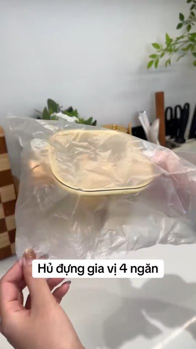 Hộp đựng gia vị 4 ngăn#LuotVuiMuaLien #ShopeeVideo #KOLUyTin #videonganhgiadung