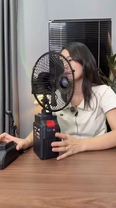 Quạt tích điện chạy pin #LuotVuiMuaLien #quattichdien #quattichdienchaypin #ShopeeVideo #KOLUyTin #HangMoiVe