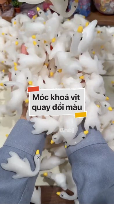 Móc khoá vịt quay đổi màu #VideohangDoiSong#ShopeeVideo#ShopeeCreator #LuotVuiMuaLien#KOLUyTin#Videomuasam #SandealcungKOL #diumi69
