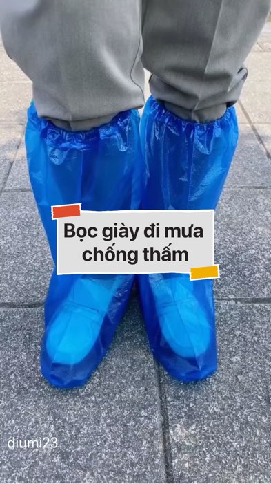 Bọc giày đi mưa chống thấm #VideohangDoiSong#ShopeeVideo#ShopeeCreator #LuotVuiMuaLien#KOLUyTin#Videomuasam #SandealcungKOL #diumi219