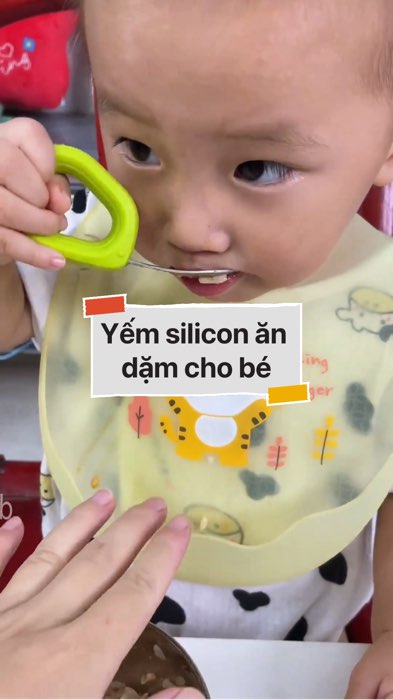 Yếm silicon ăn dặm cho bé #VideoHangMevaBe#shopeestyle#ShopeeVideo#ShopeeCreator#LuotVuiMuaLien #diumi410