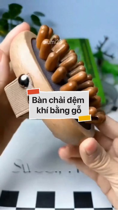 ￼Bàn chải đệm khí bằng gỗ #VideohangDoiSong#ShopeeVideo#ShopeeCreator #LuotVuiMuaLien#KOLUyTin#Videomuasam #SandealcungKOL #diumi622