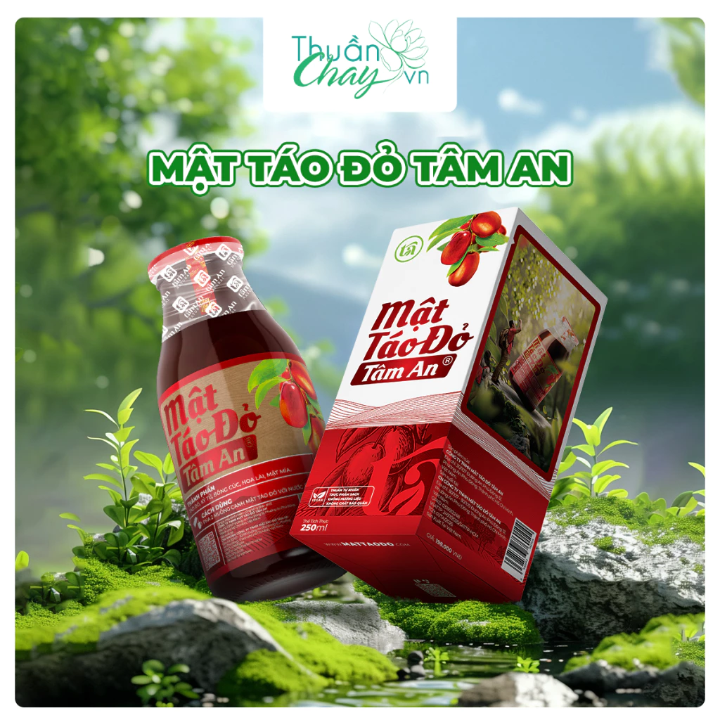Mật Táo Đỏ Tâm An - 250ml đang được đối chiếu cho người mua tại Việt Nam