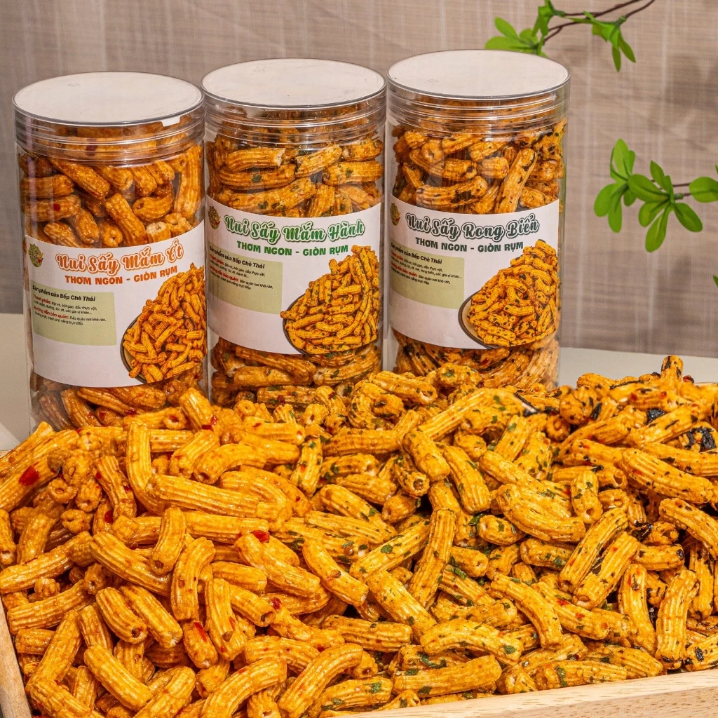 Nui Sấy Tẩm Vị (Vị Mắm Ớt & Vị Mắm Hành & Vị Rong Biển) - Hũ 200gr/300gr - giòn rụm- cay nhẹ - đồ ăn vặt - Bếp Chè Thái đang được đối chiếu cho người mua tại Việt Nam